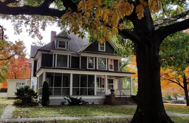 HOUSE - 1st & 2nd Floor 5 bedrooms, 2 BATHROOMS 4,000 sq ftnNO use of 3rd floor