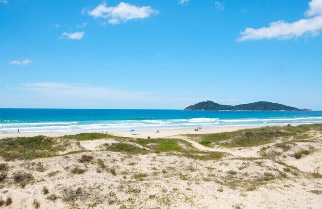 House 2 Sleeps 200 meters from Joaquina beach