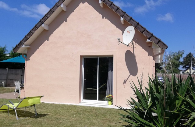 House 42 m2, 200 m from the sandy beach, with enclosed garden and parking.