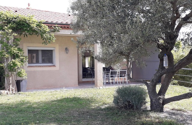 House between sea, pool and garrigue