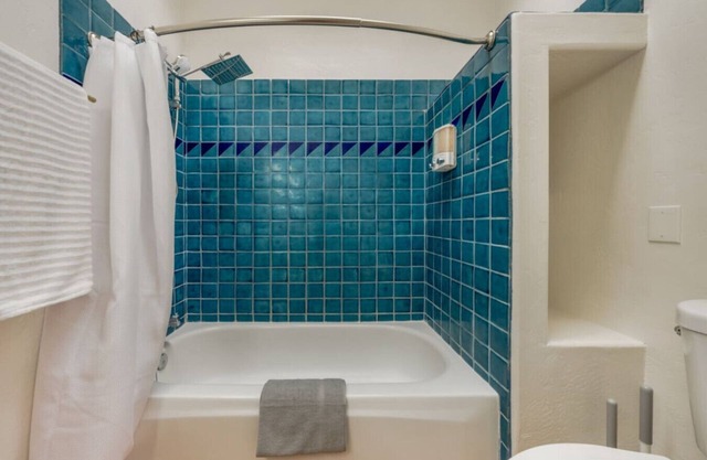 House & Casita/Large Group or Family/Sleeps 6+