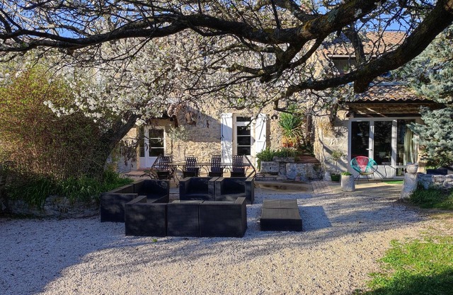 House-Comfort-Private Bathroom-Countryside view-Mas piscine ,boulodrome