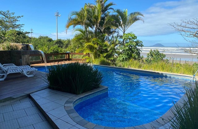 House in front of the sea with 5 suites, swimming pool, 3 living rooms, gated community