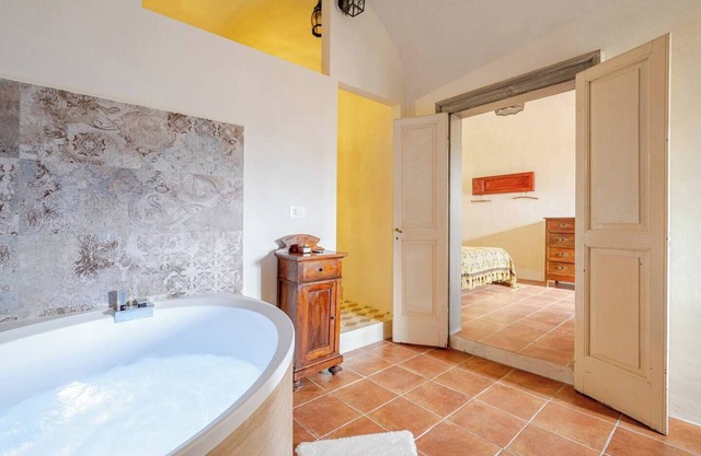 House On The Arch, Deluxe Jacuzzi in Calascio