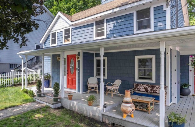 House on the Babbling Brook- Quiet 2BR + King Bed!
