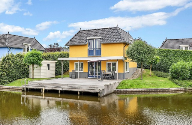 House on the water, near the Zuidlaardermeer
