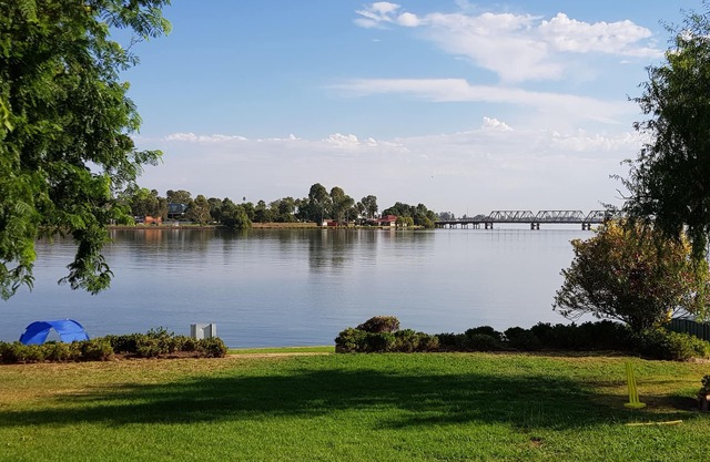 House overlooking Lake with private jetty, 2 min walk to Yarrawonga main street