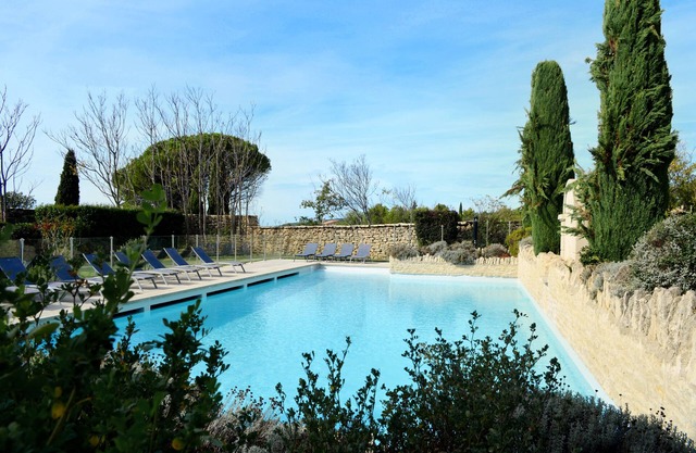 House overlooking the Luberon, in a private residence with shared pool