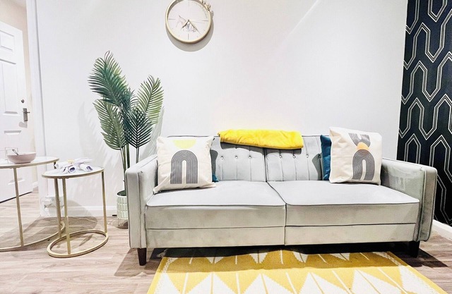 House - Sleeps 10 - Parking - Garden