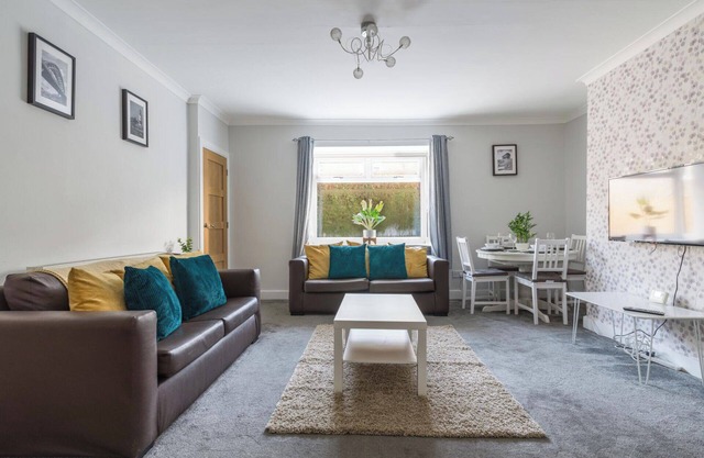 House - Sleeps 4 - Pet friendly - Garden - Parking
