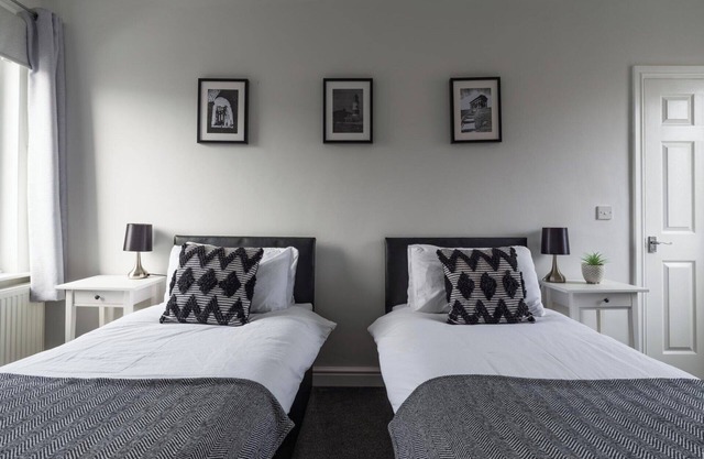 House - Sleeps 4 - Pet friendly - Parking - Garden