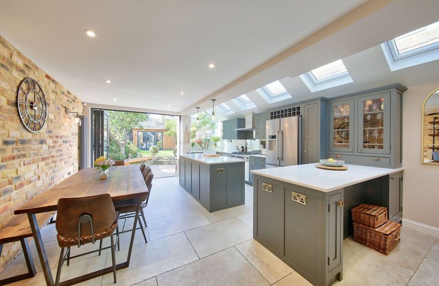 House - Sleeps 8 - Garden - Children's Play Area