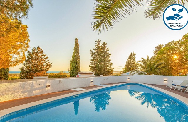 House w/private pool & sea view