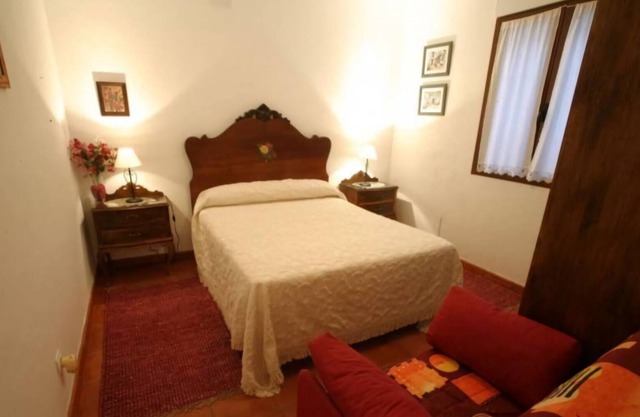 House with 4 double rooms with bathroom each. In the surroundings of Cabañeros.