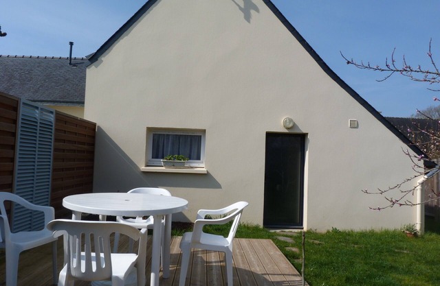 House with enclosed garden, quiet area of Trevannec, near center, sea 5-6 km