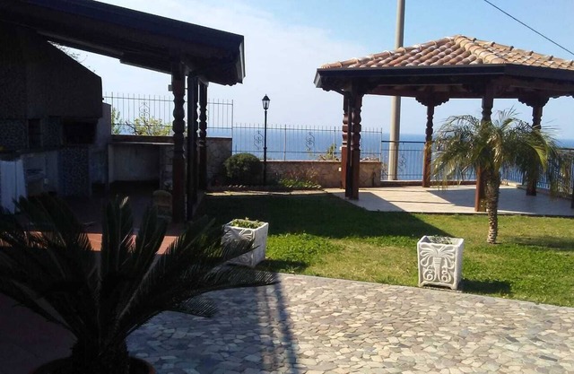 House with garden, gazebo, barbecue, pizza oven, and a view of Isola Cirella