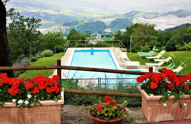 HOUSE WITH LARGE GARDEN AND PRIVATE POOL