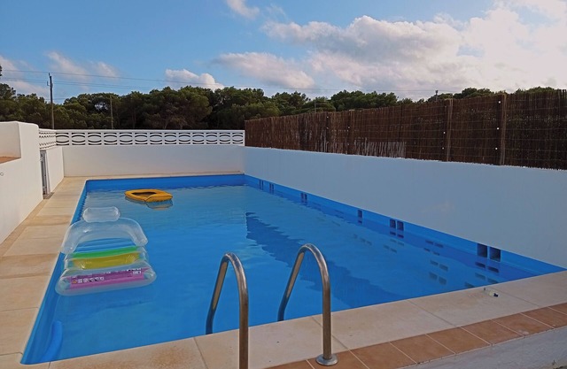 House with pool, garden, barbecue, a/c, WiFi, parquing