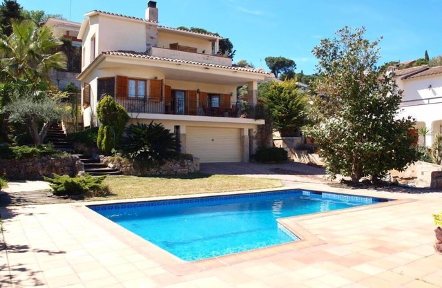 HOUSE WITH SEA VIEWS WITH PRIVATE POOL AND LARGE GARDEN