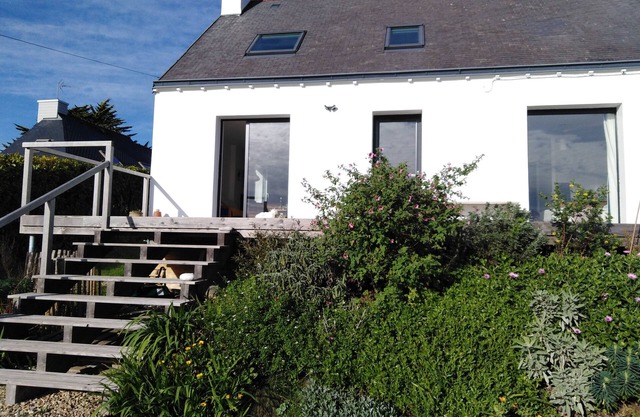 House with sea view, close to beaches and footpaths. Peace and quiet.