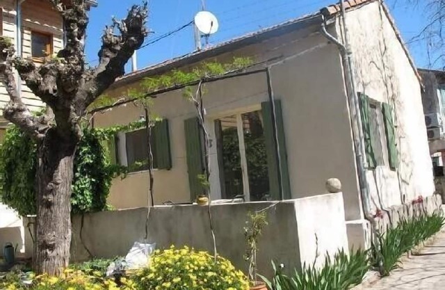 House with shaded terrace and optional spa in NÎMES