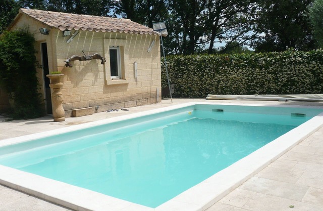 House with terrace, garden and swimming pool and the river 10 mins walk .