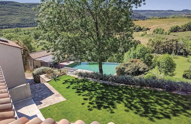 How can you resist this fabulous vacation home with private pool in Hérault.