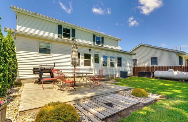 Howe Retreat w/Fire Pit + Private Boat Dock!