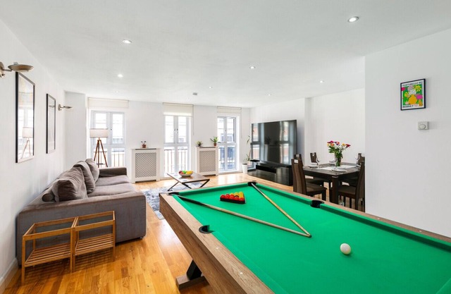 Hoxton Hideaway 3 Bed 2 Bath Duplex, 140 sq meters, Pool Table & Rooftop Terrace