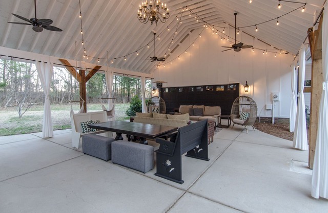 Huge Charlotte Farmhouse Villa 25 minutes from downtown!