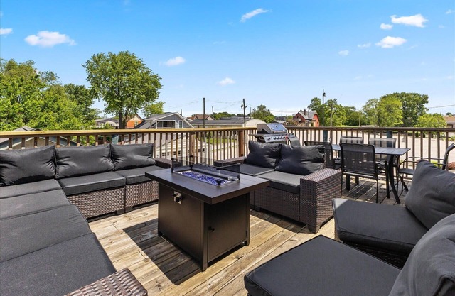 Huge Downtown Retreat with Free Parking