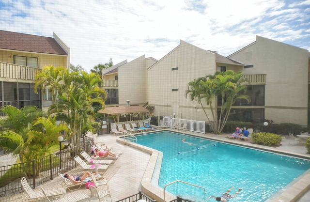 Huge Heated Pool ❤ Short Walk to the Beach, ride FREE Trolley around the Key!