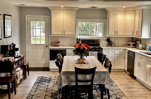 Huge home, sleeps 12, Newly remodeled, perfect for large groups NO PROM PARTIES