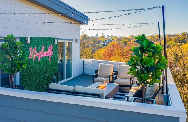 Huge Luxe Home! 11 Beds - Rooftop Fire pit!