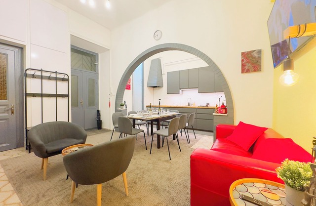 Huge Luxury 5 bedroom condo in central Budapest with A/C - Rose House