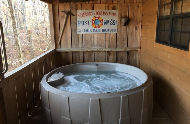 Hugs and Kisses! Great Views, Hot Tub, Fireplace,Near Downtown, Free WiFi, Pet
