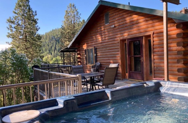 Hummingbird Hill Resort: Hot Tub, Views, Wildlife, 3D movies, Hiking, Bikes, Sleds, Games, Kids & Pets Love It