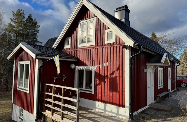 Hus Anna - Holiday home in Småland with fireplace, projector & large garden near bathing lake