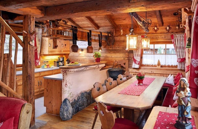 Hut for 8-12 people (4 bedrooms, 4 bathrooms, 5 toilets) - Almdorf Flachau and Promi Alm