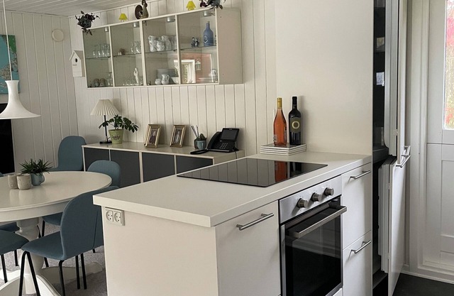 Hyggelig og Familievenligt Ø-sommerhus Omgivet af Vand, Natur og Rigeligt med ro