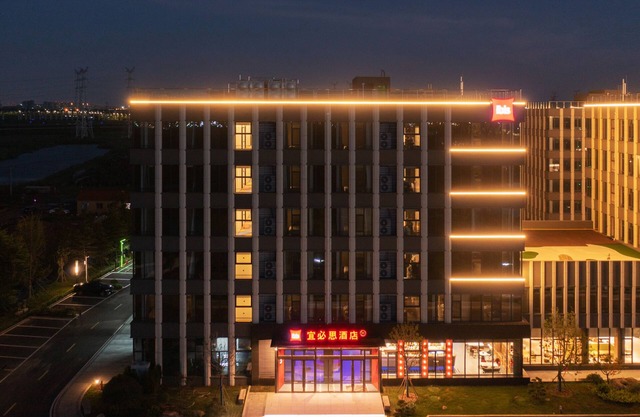 ibis Jiaodong Airport EMU Town Store