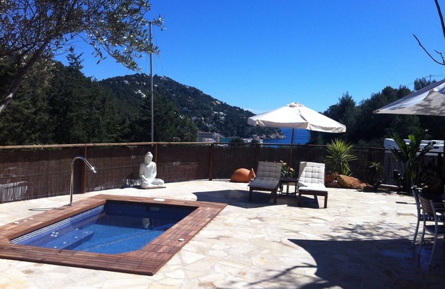 Ibizan house with large outdoor jacuzzi and sea views. (ETV/0893. E)
