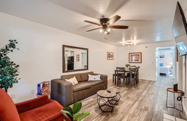 Ideal FULL 2BR Apt H/h Pool, Gym & Mountain Views!