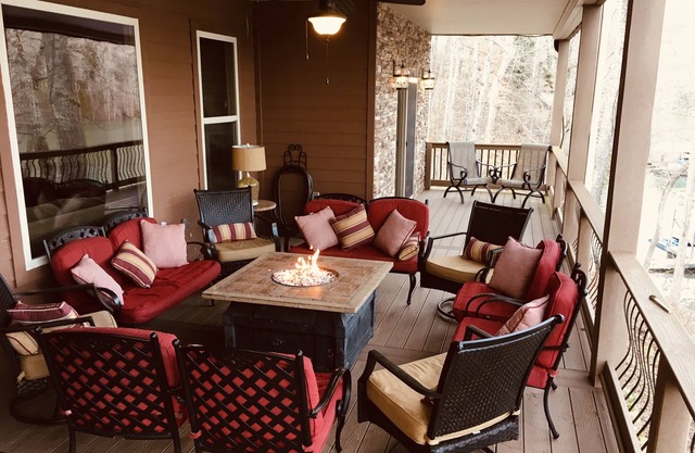 Ideal location, Lakefront, Hot Tub, 2 Story Dock, 2 kitchens, 2 Ice Maker