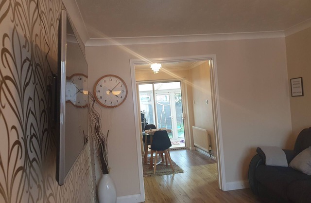 Ideally located contemporary 3 bed spacious house