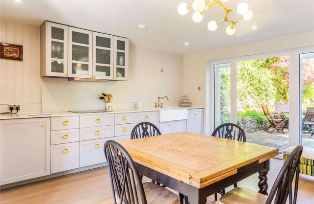 Idyllic Cotswold stone cottage with private garden, views and modern conveniences