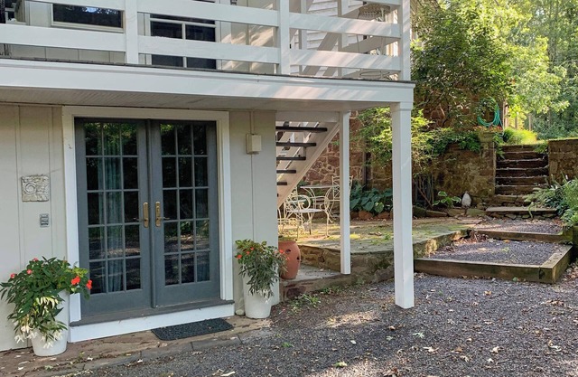 Idyllic Cottage in picturesque setting, minutes from Frenchtown!
