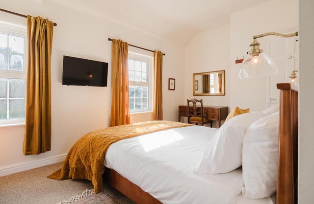 Idyllic Foodie Retreat above The Silks Pub!