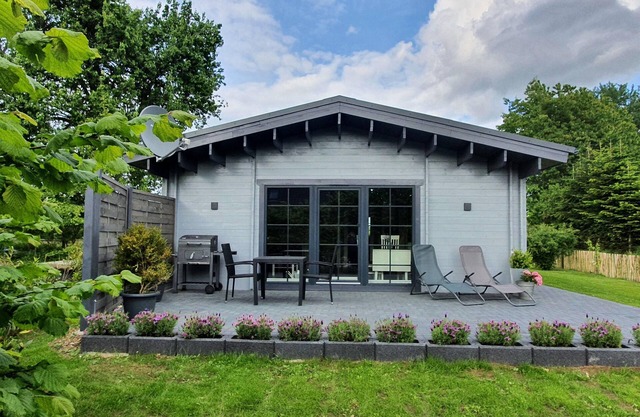 Idyllisches Blockbohlenhaus mit eigenem Garten und Sauna zum Wohlfühlen