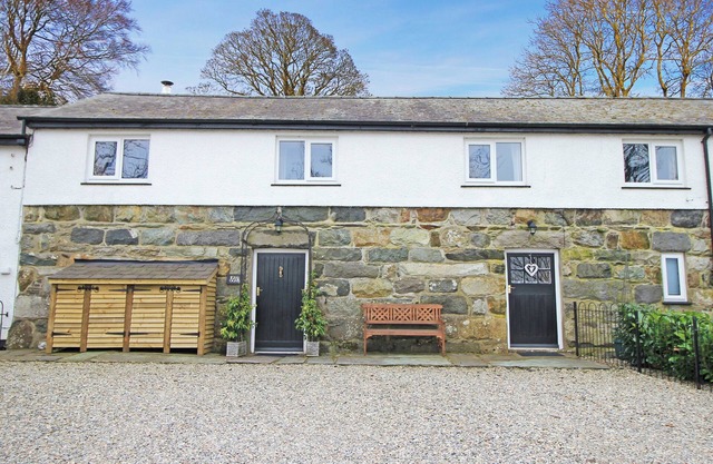 IGAMOGAM, pet friendly, character holiday cottage in Penygroes